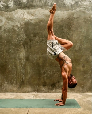 profe de yoga nicolas huaquer acroyoga