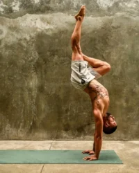 profe de yoga nicolas huaquer acroyoga